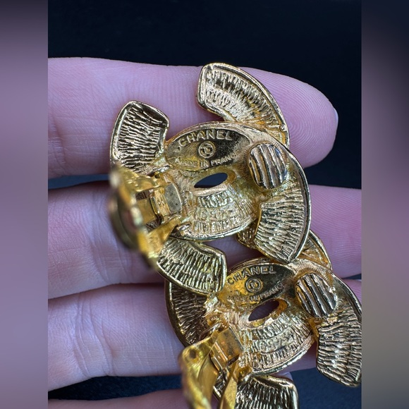 LOT 1492 24K gold plated CHANEL vintage matelasse CC JUMBO clip on earrings - Picture 14 of 15